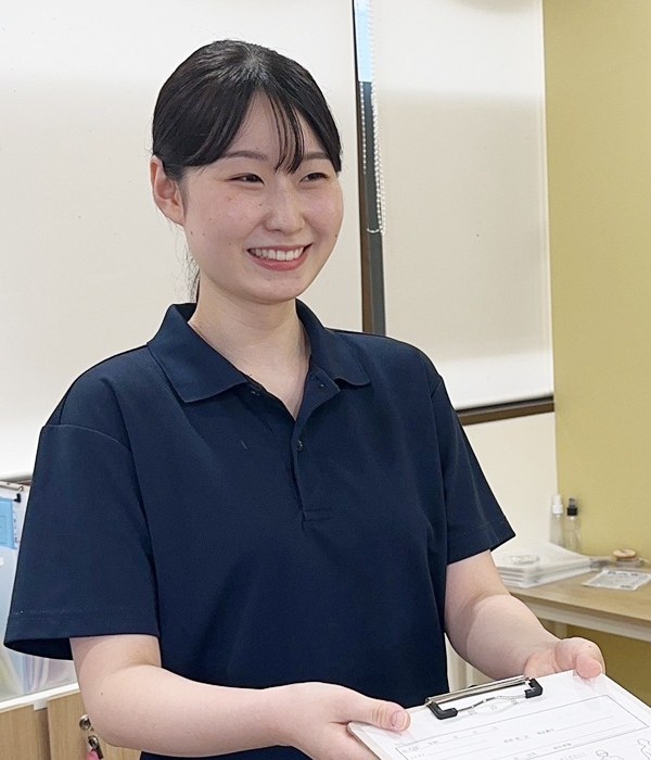 スタッフの顔写真