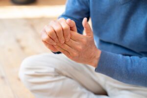 指が動かしにくいからといって、必ずしも指だけに負担の原因があるとは限りません。 長時間のデスクワークやスマートフォン操作によって猫背や巻き肩になると、首や肩、腕の筋肉が緊張しやすくなります。 また、肩甲骨や肘、手首の動きが低下すると、本来は複数の関節で分散される負担が手や指へ集中する場合があります。 「手を揉むと一時的に楽になるけれど、仕事をするとまた疲れる」 このような場合は、手だけでなく首や肩、肘、手首まで確認することも大切です。